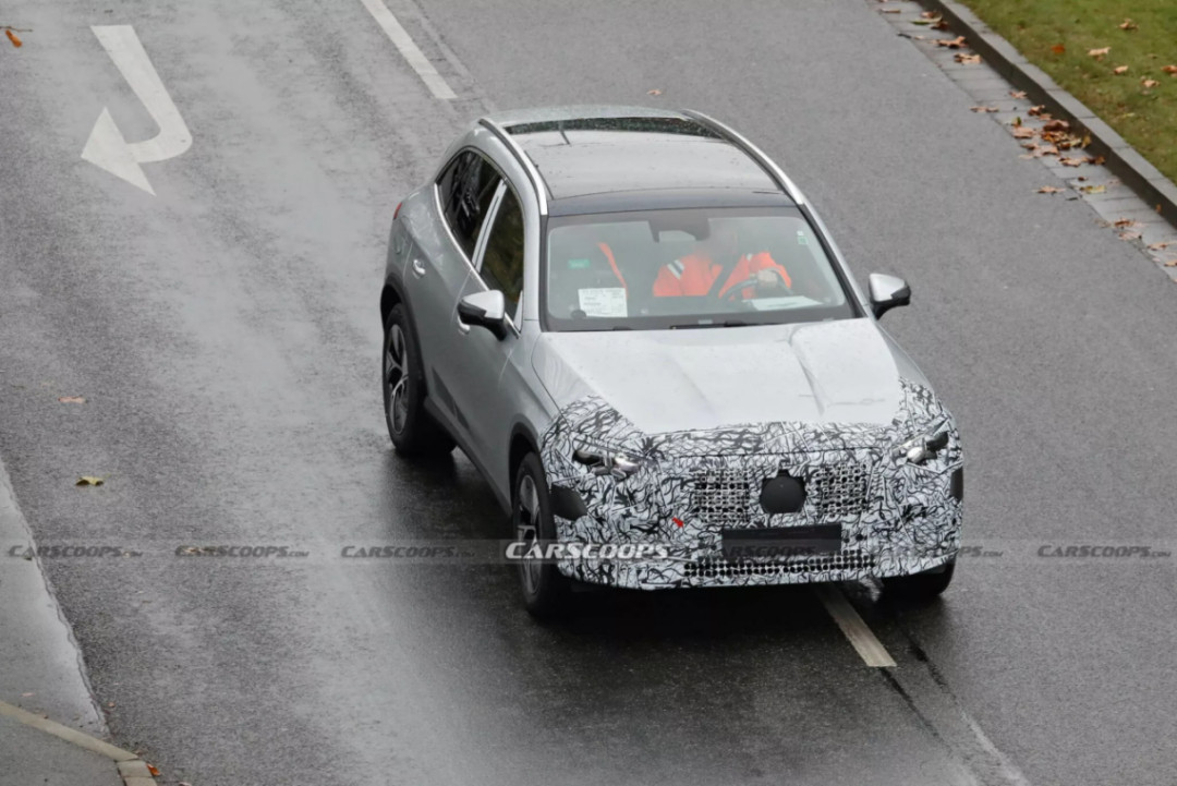 车市热门近日，奔驰燃油版GLC及GLC轿跑的中期改款车型被拍摄到正在德国进行路