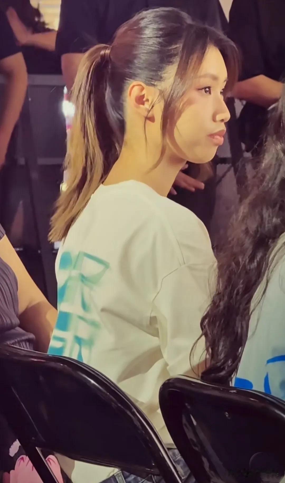冯小刚女儿徐朵，现身大众电影百花奖开幕式观影现场，观看父亲冯小刚曾经的获奖作品《