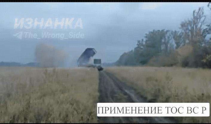 好狠！俄军使用tos-1喷火坦克，毁灭性火力覆盖乌军第102领土防卫旅部署点，在