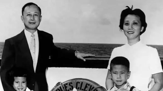 1955年，钱学森一家归国只差最后一关，夫人蒋英竟以命相护，她还告诫儿子，若有子