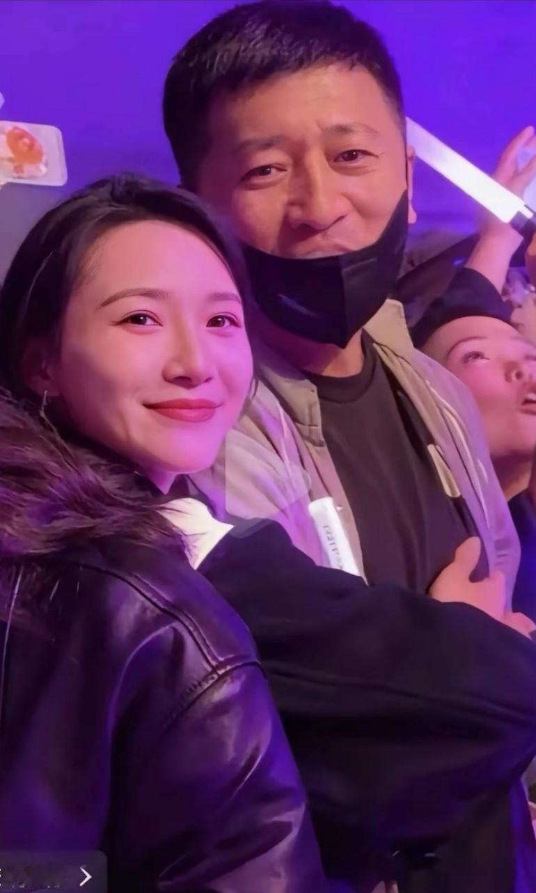 这俩是一个人吧？红衣服的不是他老婆，伍佰演唱会里的女孩就是穿红衣的女孩他老婆是