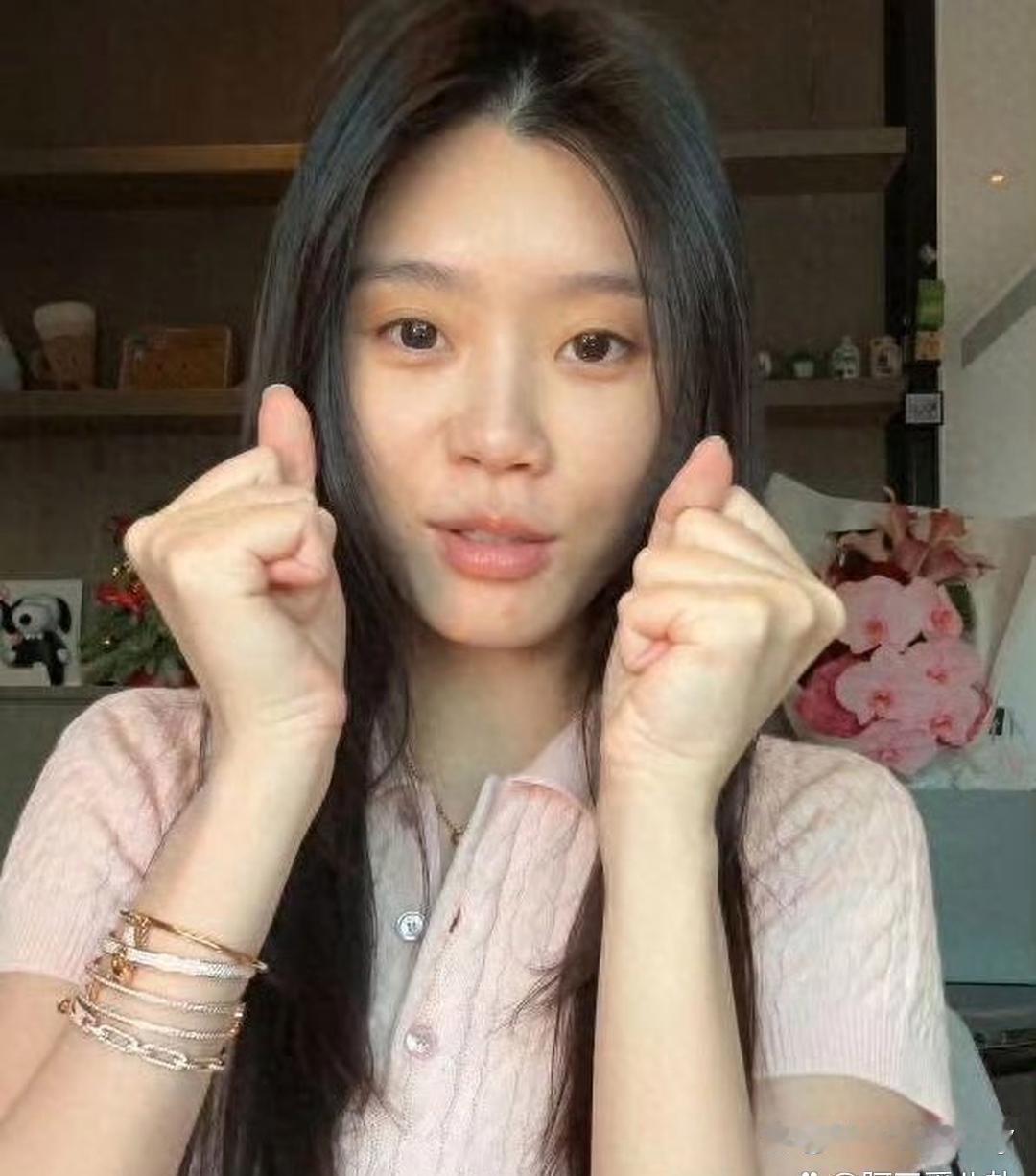奚﻿梦瑶素颜‏出镜，一只手上戴了5条﻿﻿钻石手‏链‏