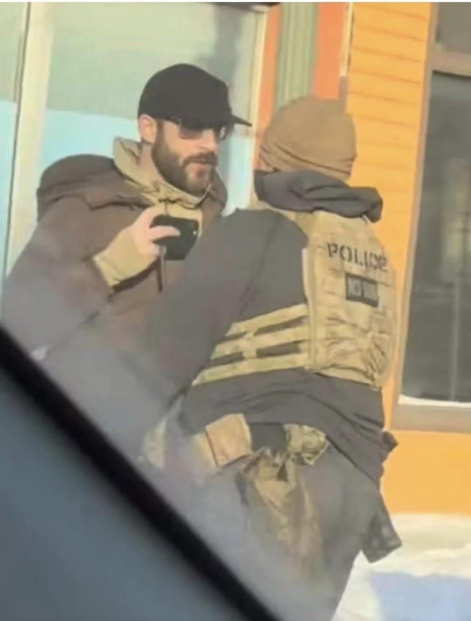 真是够乱的！美国明尼阿波利斯市这两天又炸锅了，37岁的急诊室男护士亚历克斯·普雷