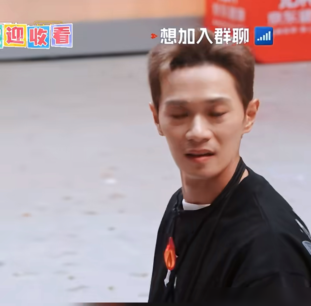 曹骏在直播现场直接把麦抢了。9月4号二公，他空翻落地后耳返直接罢工，后半程全靠肌肉记忆硬唱。评委没骂