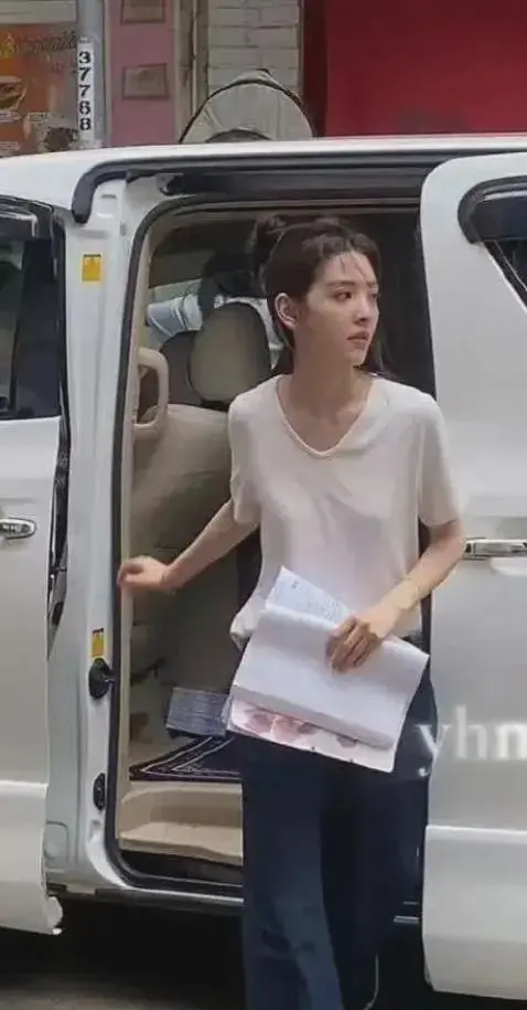 章若楠，路人拍到的，好看不？
