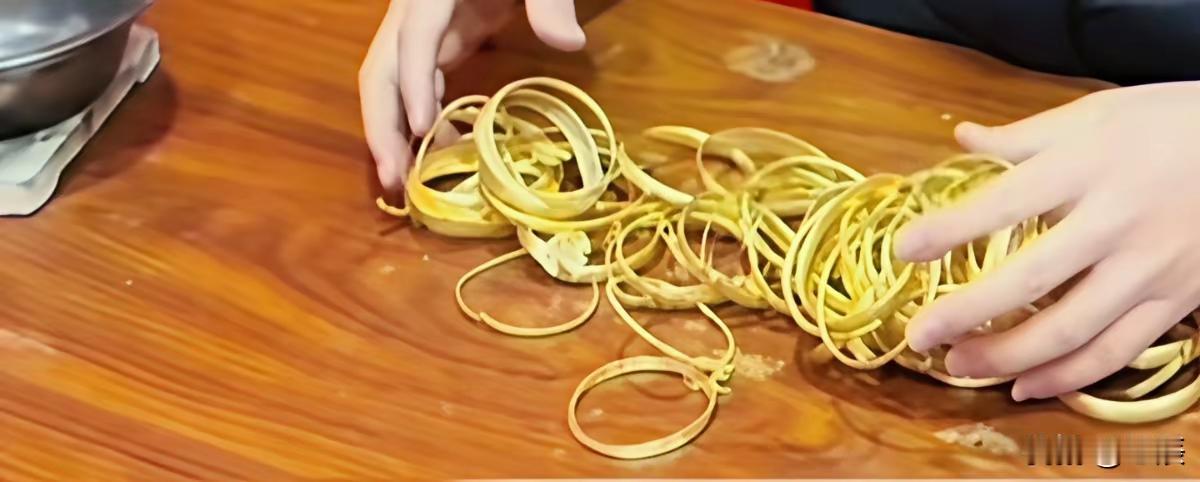 跳广场舞也可以生财有道，湖北一大妈到金店后从包里取出来一大堆金镯子要卖，店员一数