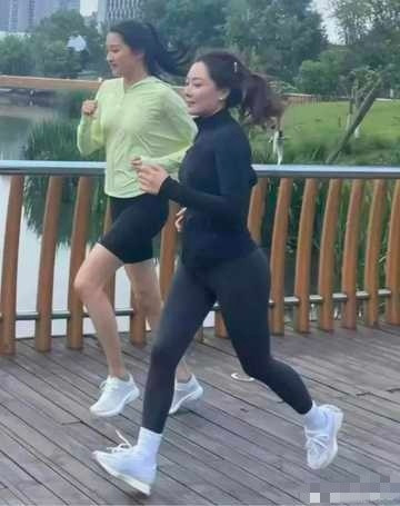 关晓彤晨跑，腿都要有旁边人半身那么长了