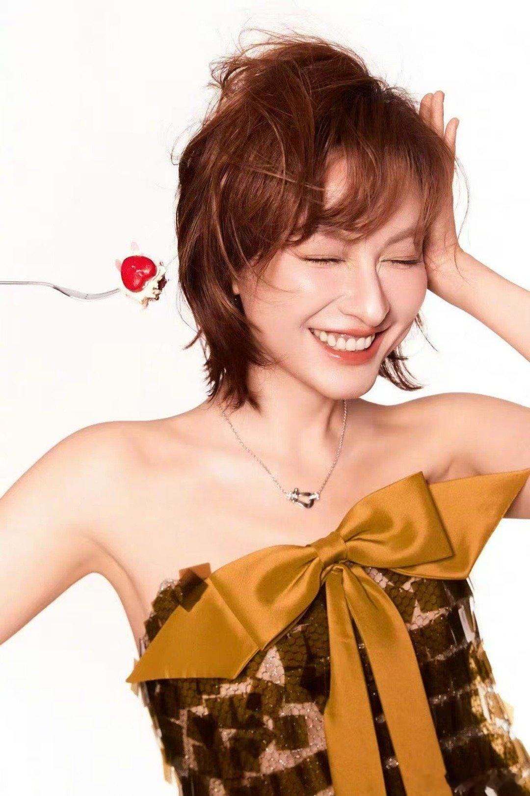 吴昕标准的8颗牙齿微笑被吴昕的最新物料甜晕了！这个标准的八颗牙齿笑容，配上她