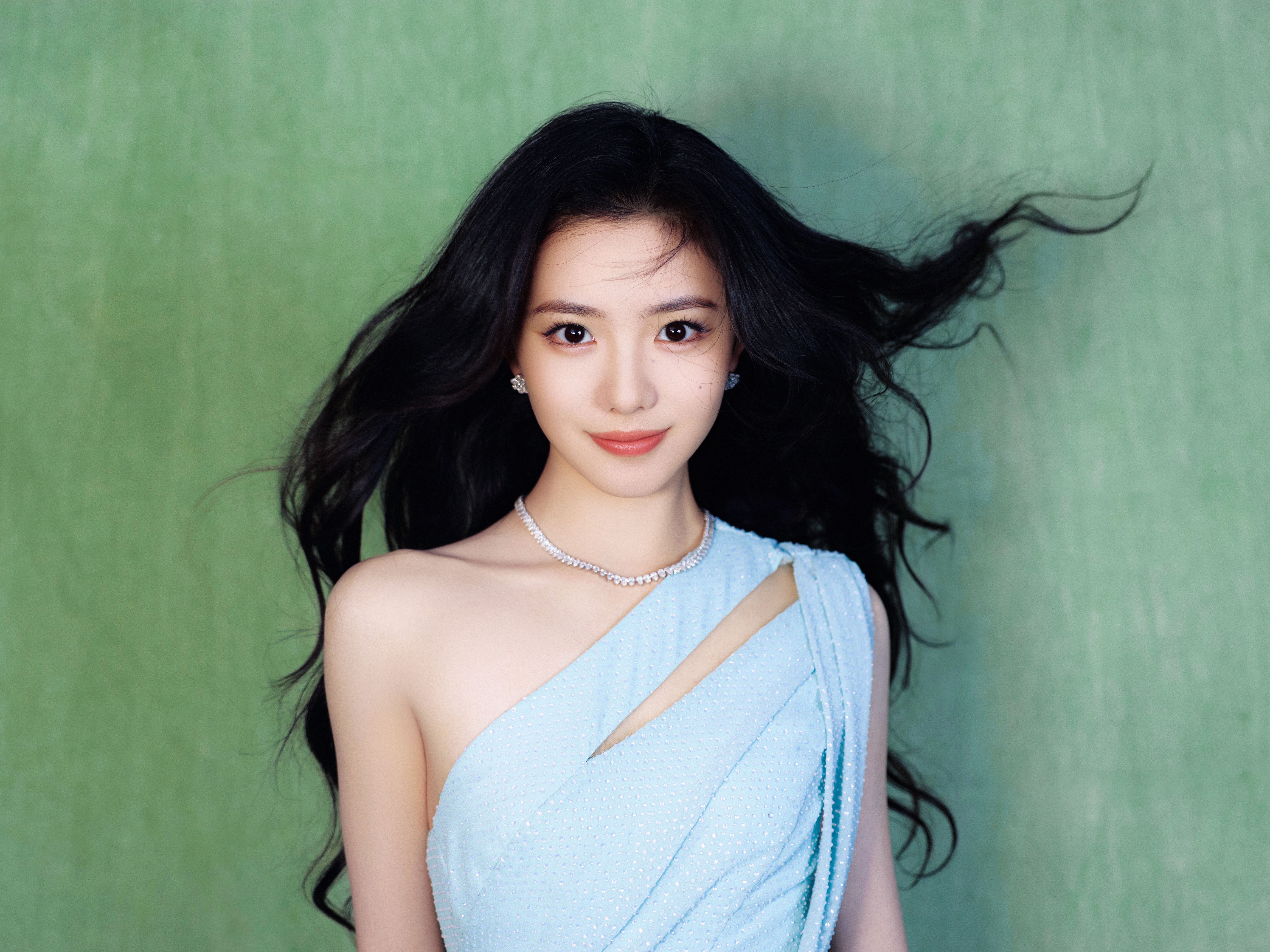 刘浩存青色裙摆漾开温柔，枝蔓轻缠，花影微摇，将清透的时光酿成一首浅吟低唱的诗。