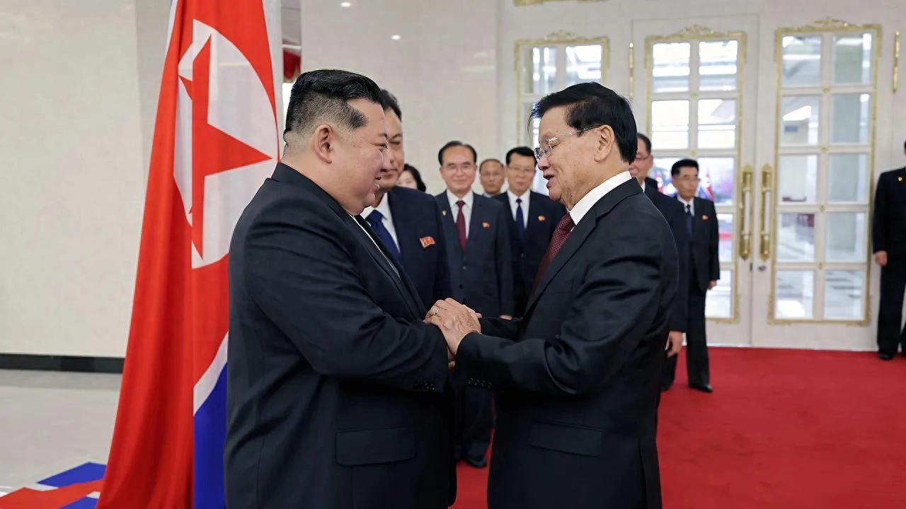 据朝中社报道，老挝国家主席通伦在朝鲜劳动党成立80周年的时间点访问平壤，接受了金