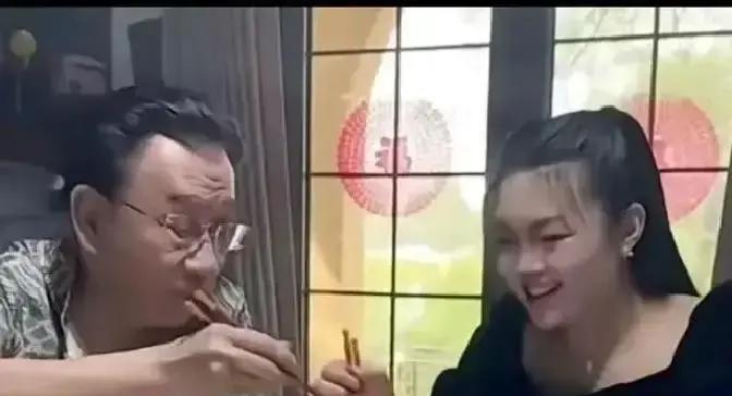 【17年后重提旧账？这哪是缅怀，分明是场拙劣的“流量碰瓷”！】侯耀华之子这