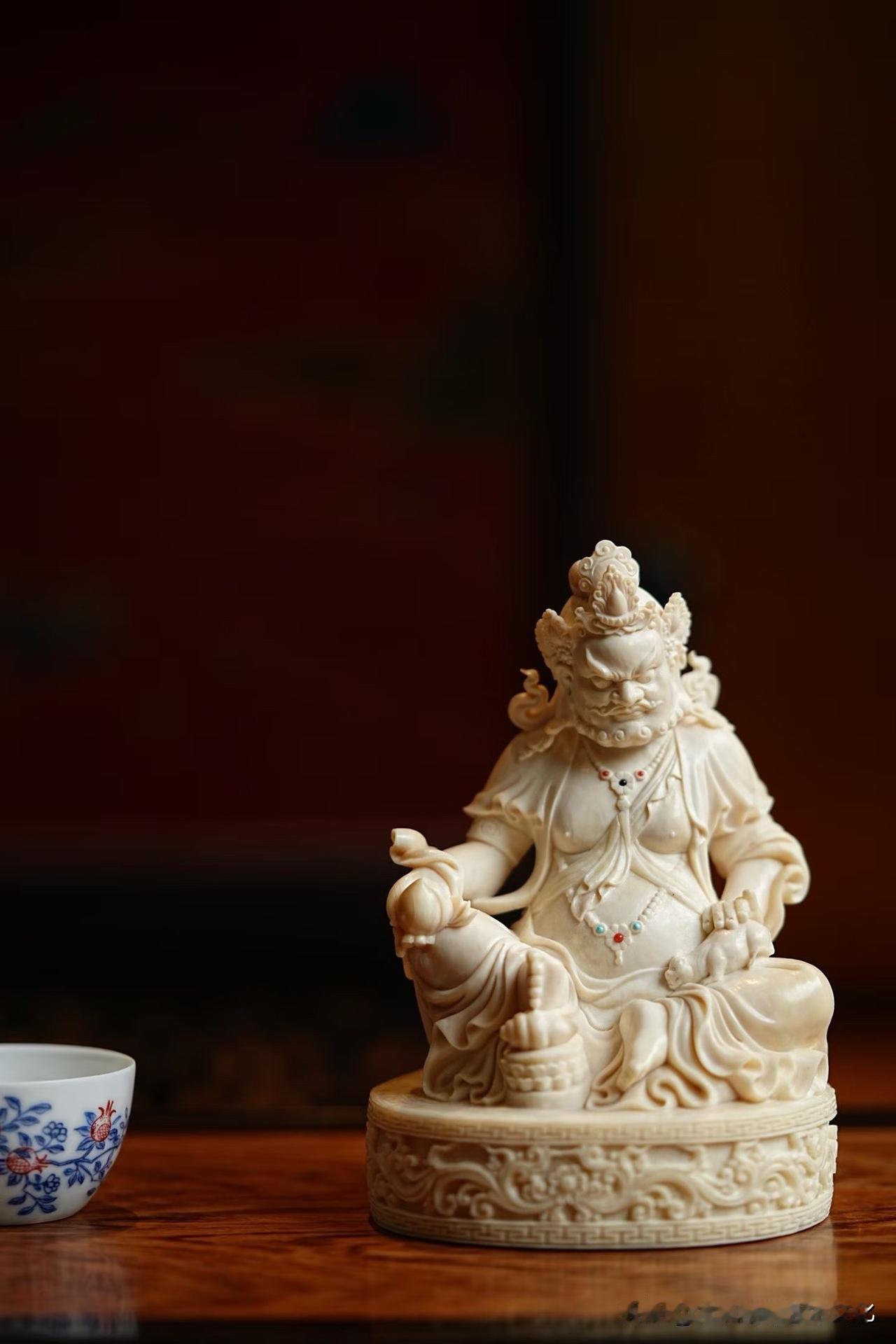 有些财神，看久了，不只是“招财”。这尊猛犸黄财神，质地温润，把所有锋芒都收住