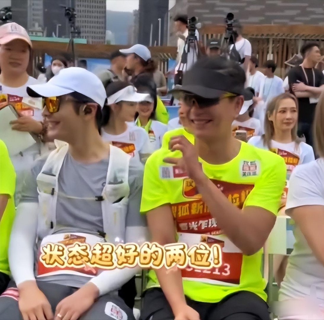 黄晓明黄宗泽同框肤色差引热议