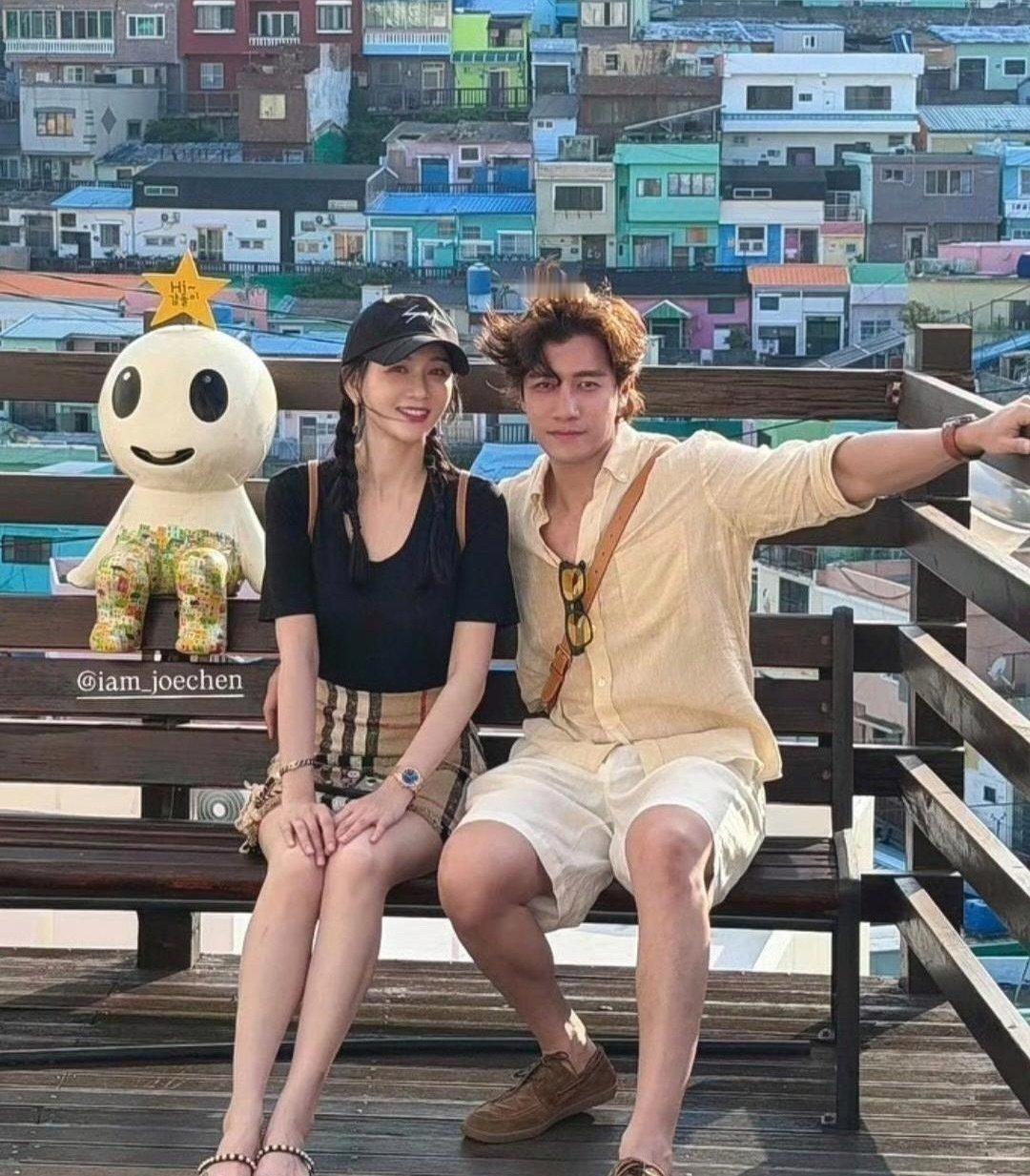 47岁陈乔恩和富商老公现身韩国旅游，她的打扮好年轻，身材苗条，皮肤白皙，少女感满满！夫妻俩看起来好恩