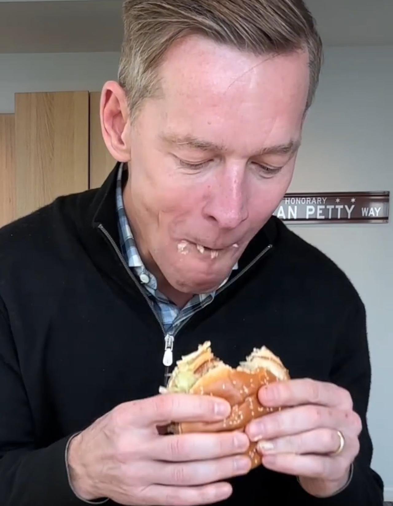 麦当劳CEO又因为“假吃”翻车了。2024年的鸡肉巨无霸推广视频里，他咬了汉堡只