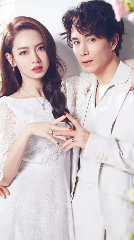 2015年，戚薇刚生下女儿，让老公李承铉去给娃儿上户口，没成想李承铉因为给女儿取