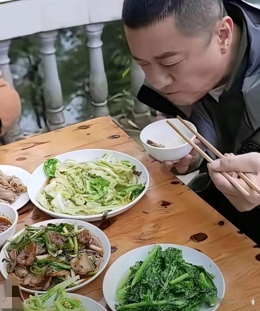 看得出李亚鹏日常饮食十分素雅，平日里餐食口味格外清淡，生活饮食习惯格外养生。