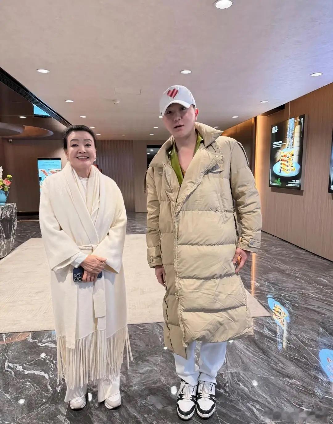 张兰在北京一家酒店被偶遇，她穿着米色长大衣，看起来时尚又贵气，她的脸上带着笑容，