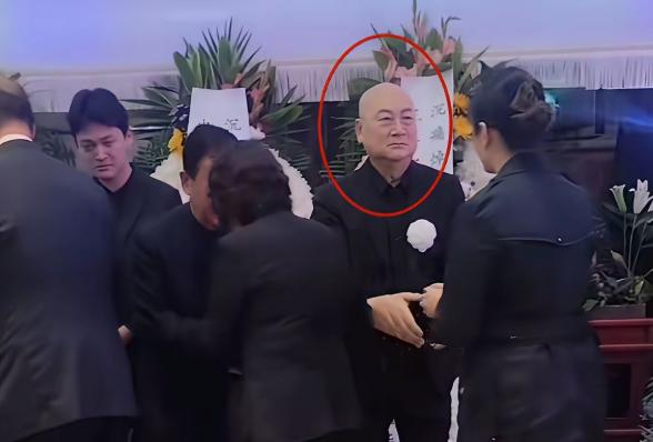 陈丽华去世，迟重瑞一夜之间好像老了十岁。4月9号上午，陈丽华的追悼会在北京八