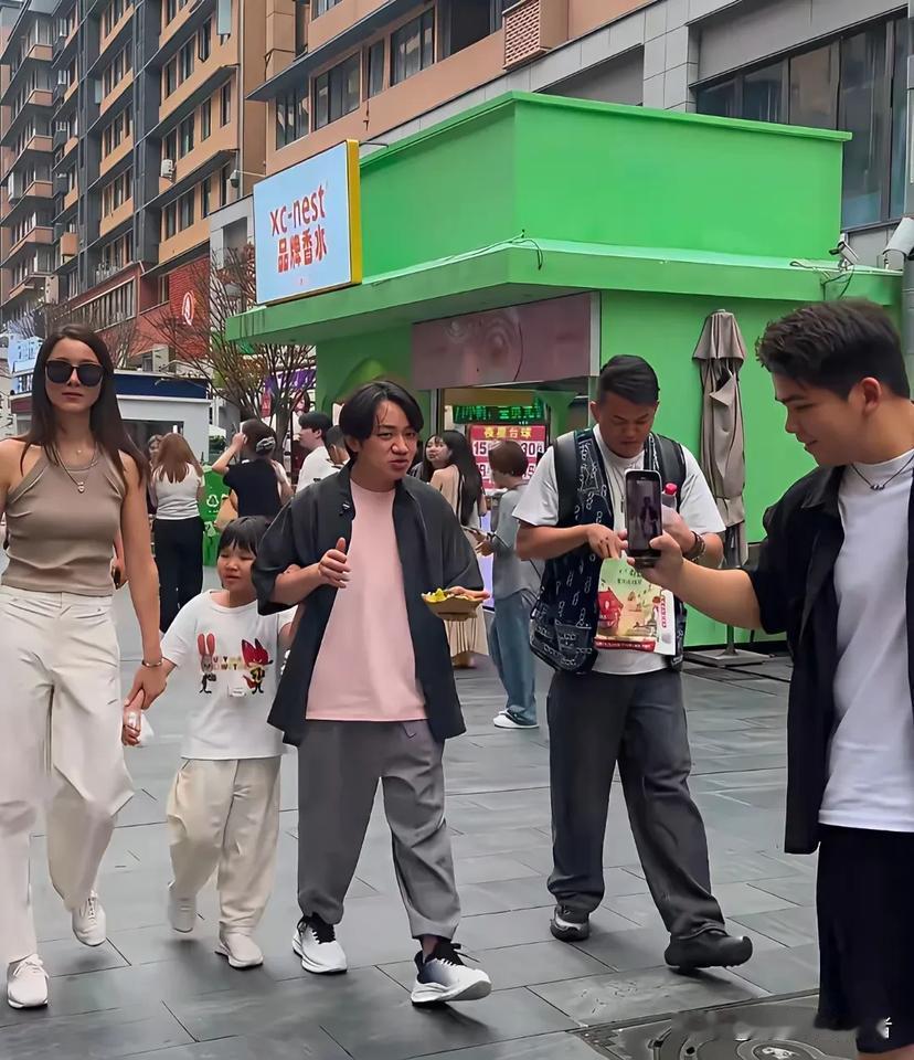 可惜了李亚男的基因了，王祖蓝带着妻子女儿在贵州游玩，这女儿长得太像王祖蓝了，一点