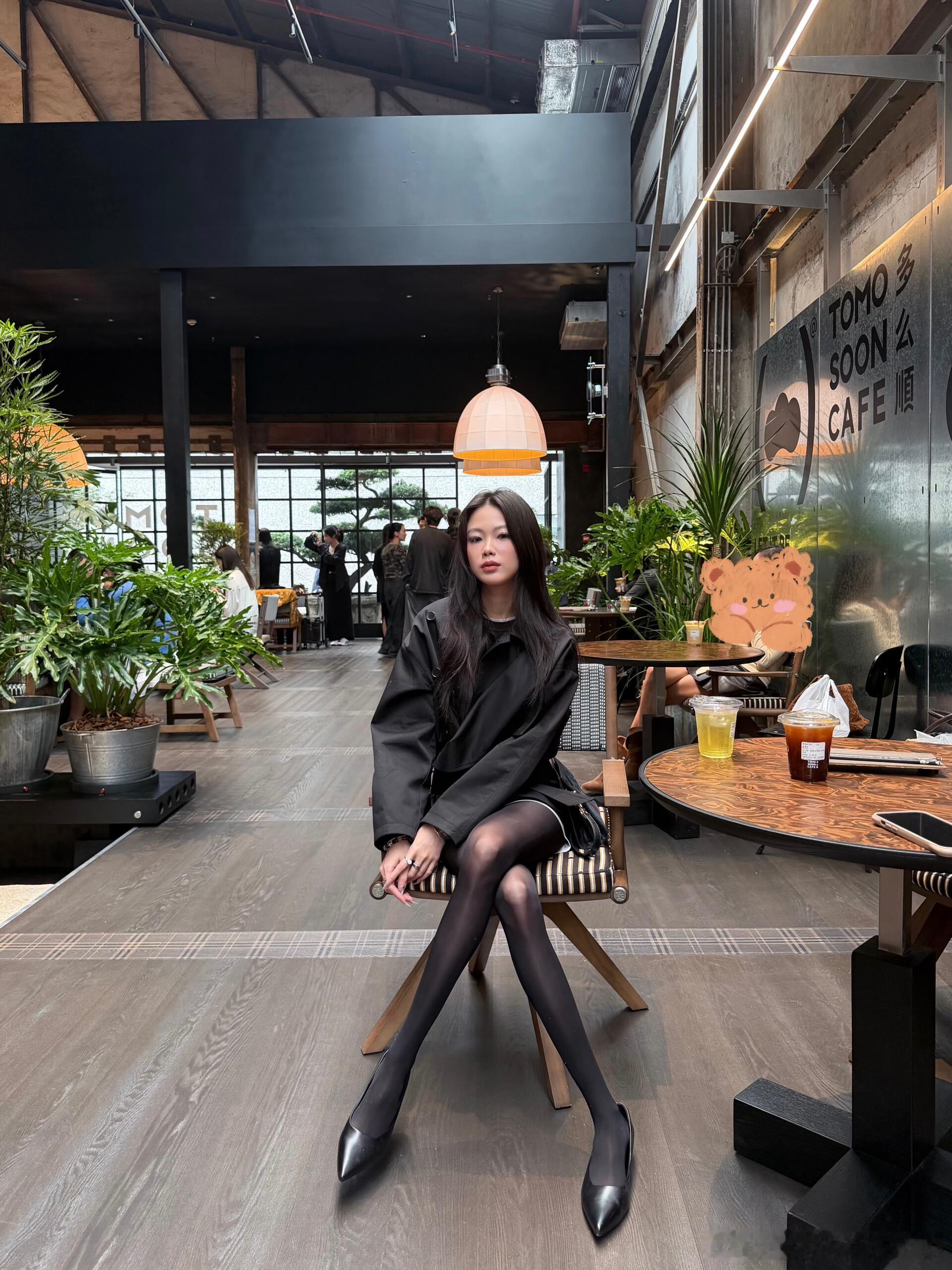 大长腿穿厚黑，别样的感觉~​​​