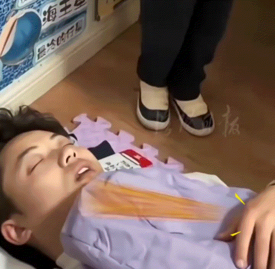 笑不活了！陕西一幼儿园午睡时，老师不小心睡过了头，一群小朋友则围在老师面前叫其起