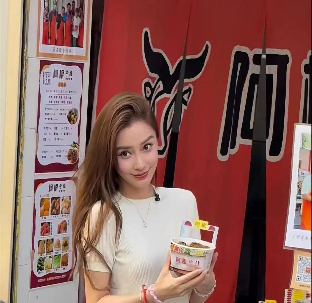 杨颖近况被曝：容颜衰老，澳门街头拍牛杂广告，离婚3年落差太大！近日，有网