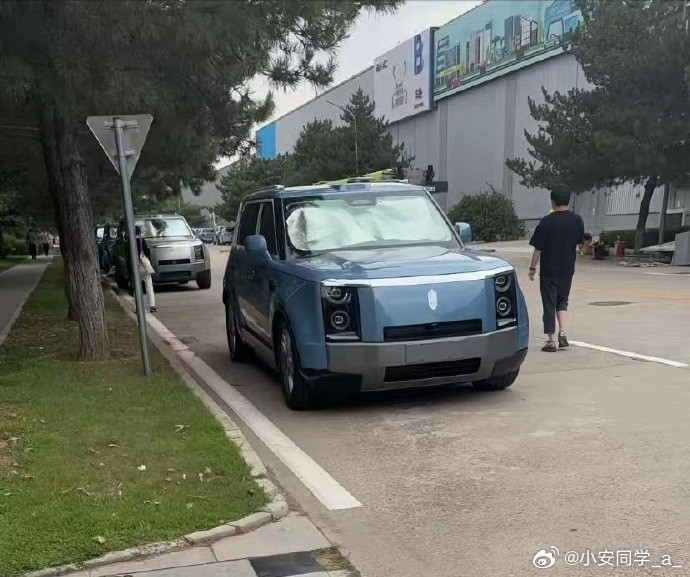 如果将享界G9跟问界M9放在一起的话，可以看到两台车尺寸上不会差异太大...