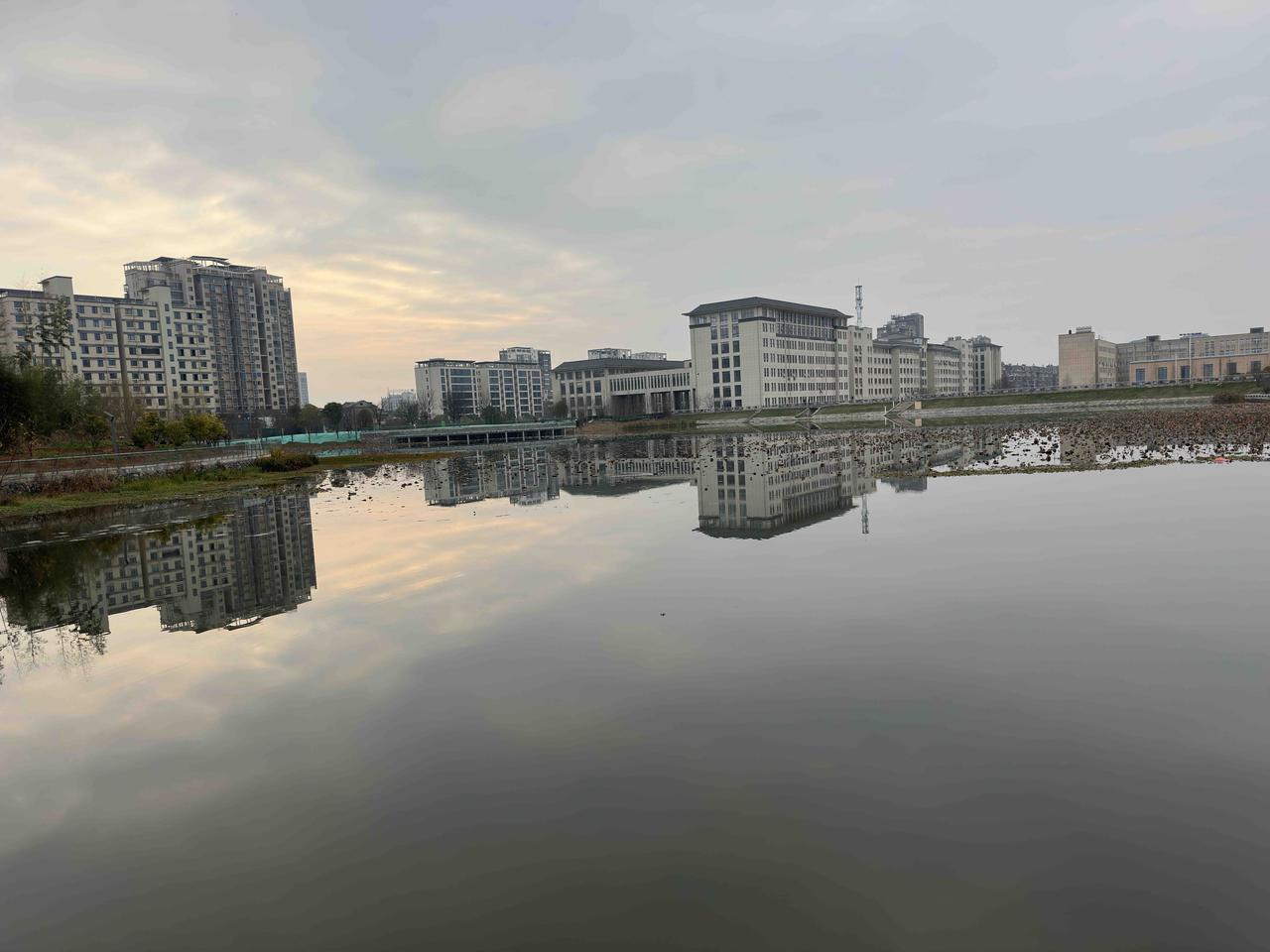 这段时间睡眠不太好，早上总是起不来，到中午了才起床。为了夜晚睡觉不失眠，尽量