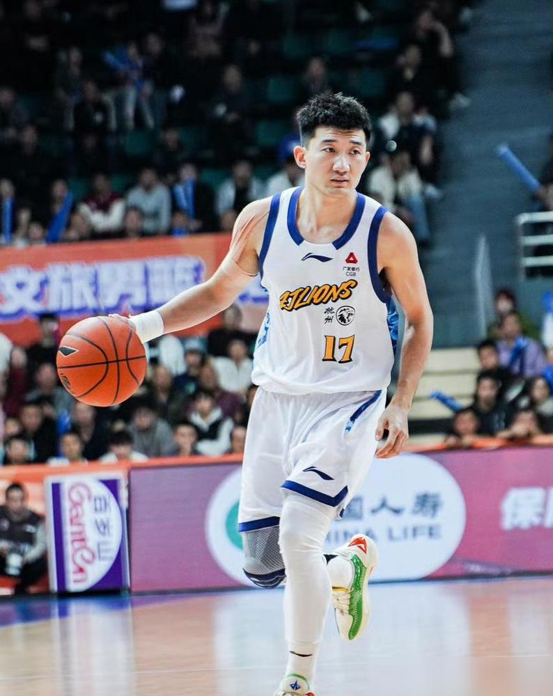 有一说一，今日徐杰和孙铭徽根本不在一个级别！！徐杰：对阵青岛的比赛上场32分