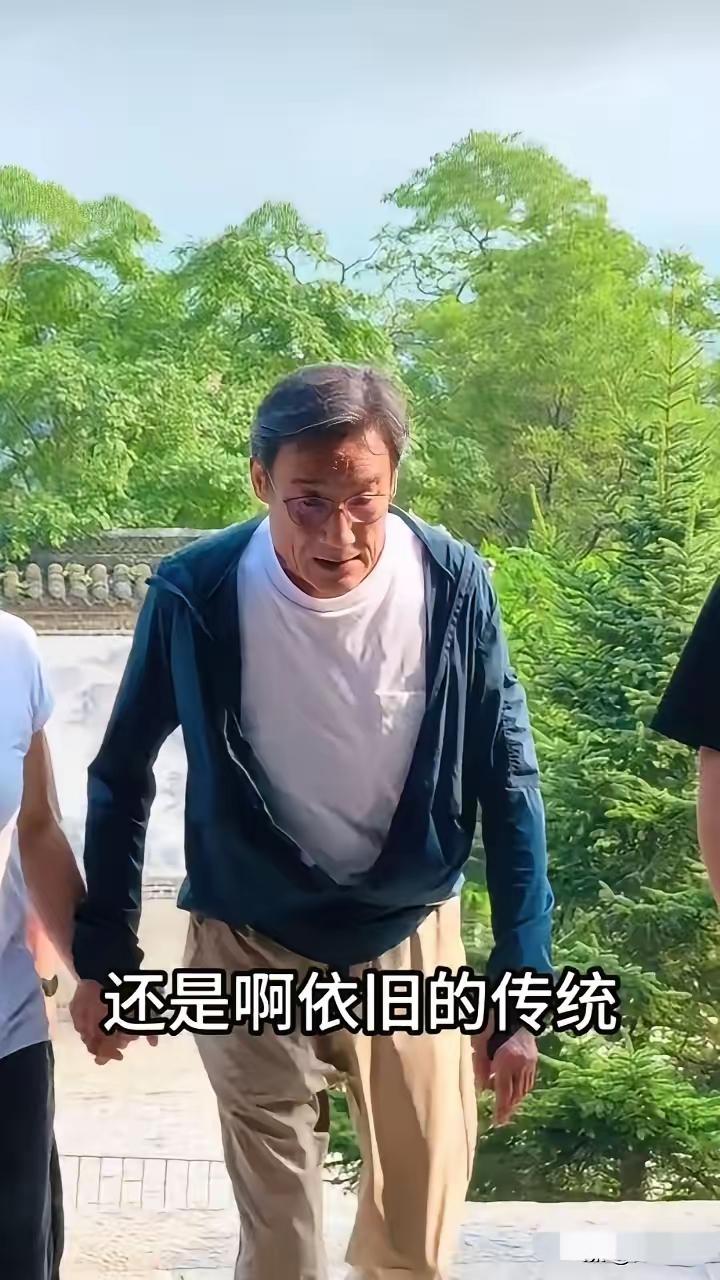 你们认识他吗？真是岁月不饶人，我心目中男神一下子变成了老爷爷似的，显得格外亲切
