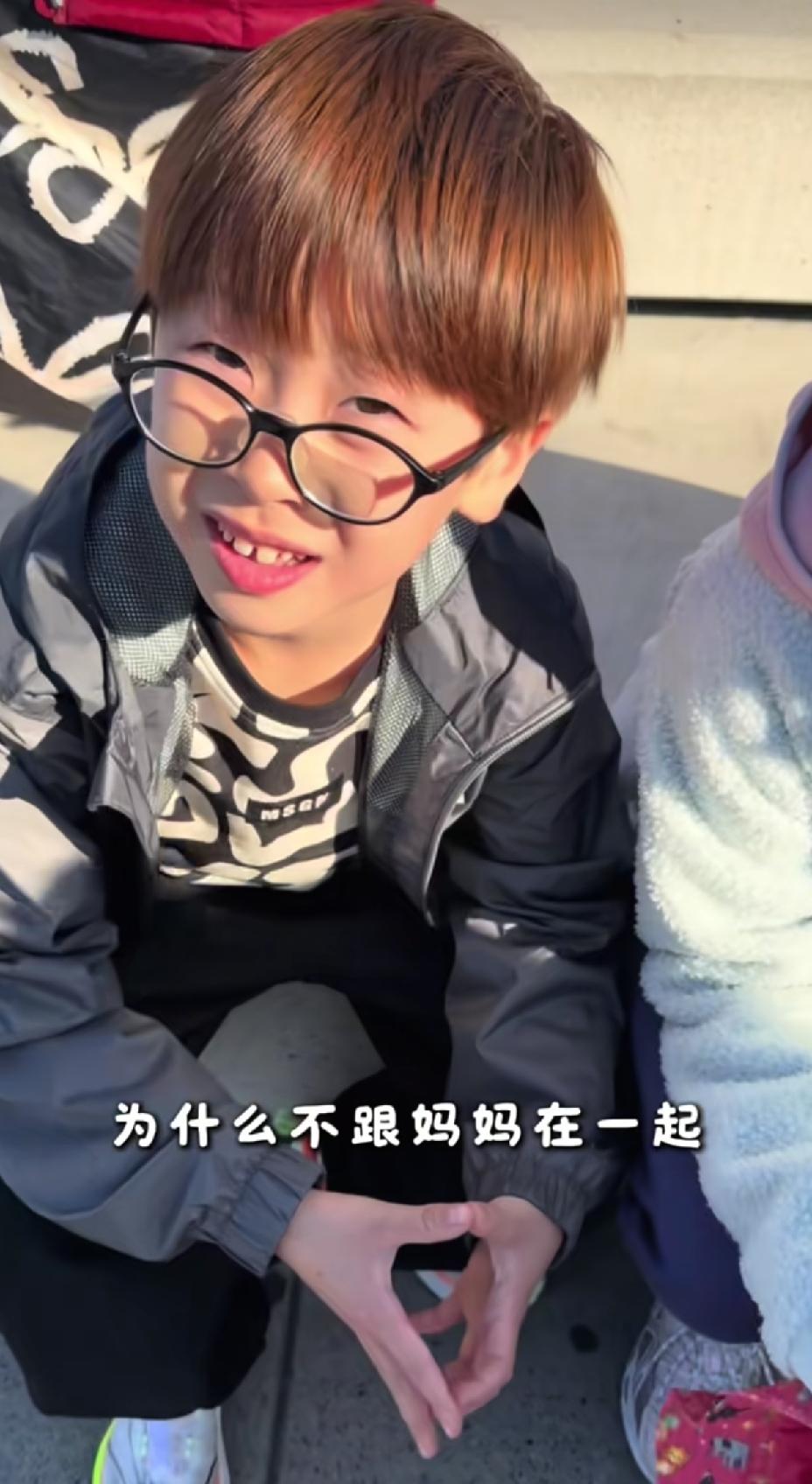 破案了，破案了，原来光顾着凉皮和小美女聊天，把自己聊丢了三分钟。不跟妈妈走