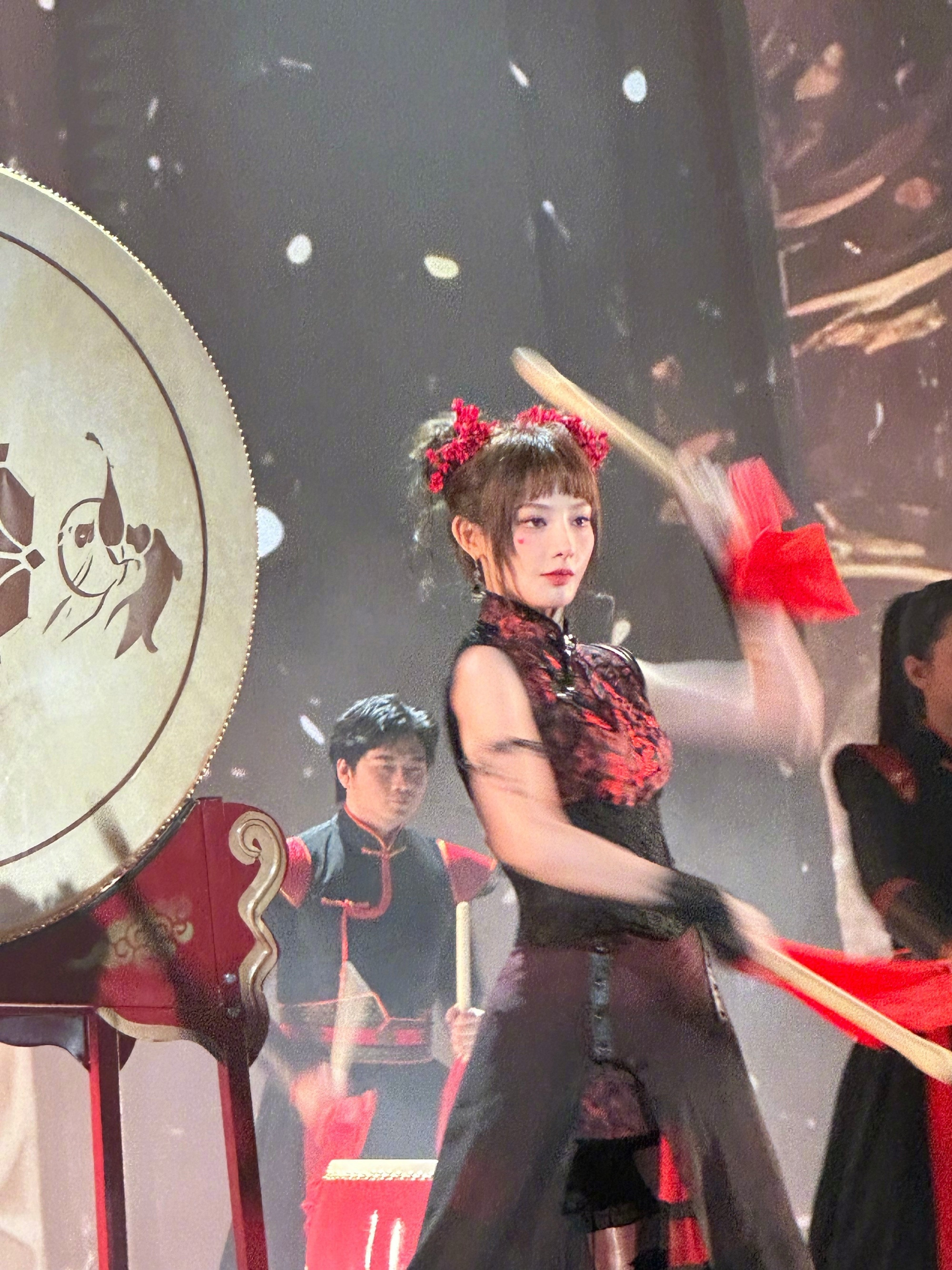 彭小苒新中式双丸子头彭小苒新中式旗袍搭配俏皮双丸子，甜酷平衡感绝了，又萌又有精