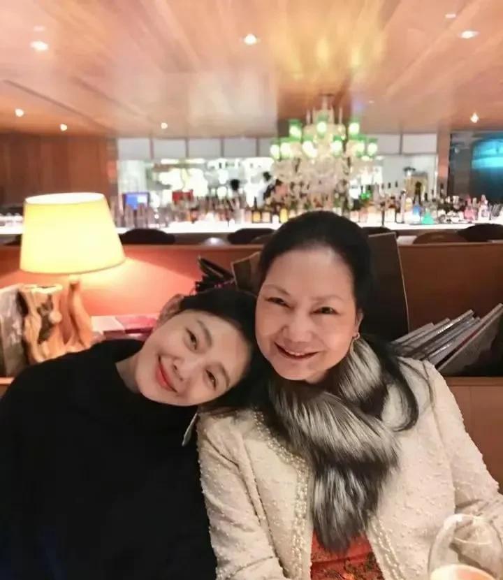其实网友敏感度非常高，当初小S一行人在大S头七那日浩浩荡荡前往大S豪宅聚会，还拍