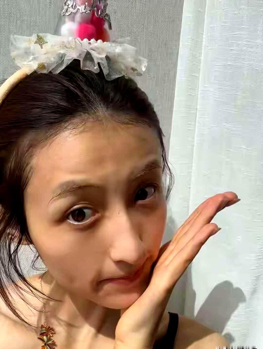张子枫那张素颜照一发出来，以前捏得出水的圆脸，硬生生变成了刀削般的下颌线。网