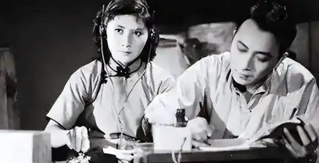 1947年初秋的一个周六，保密局北平站电检科的一个特务因为和老婆吵架，愤然离家。