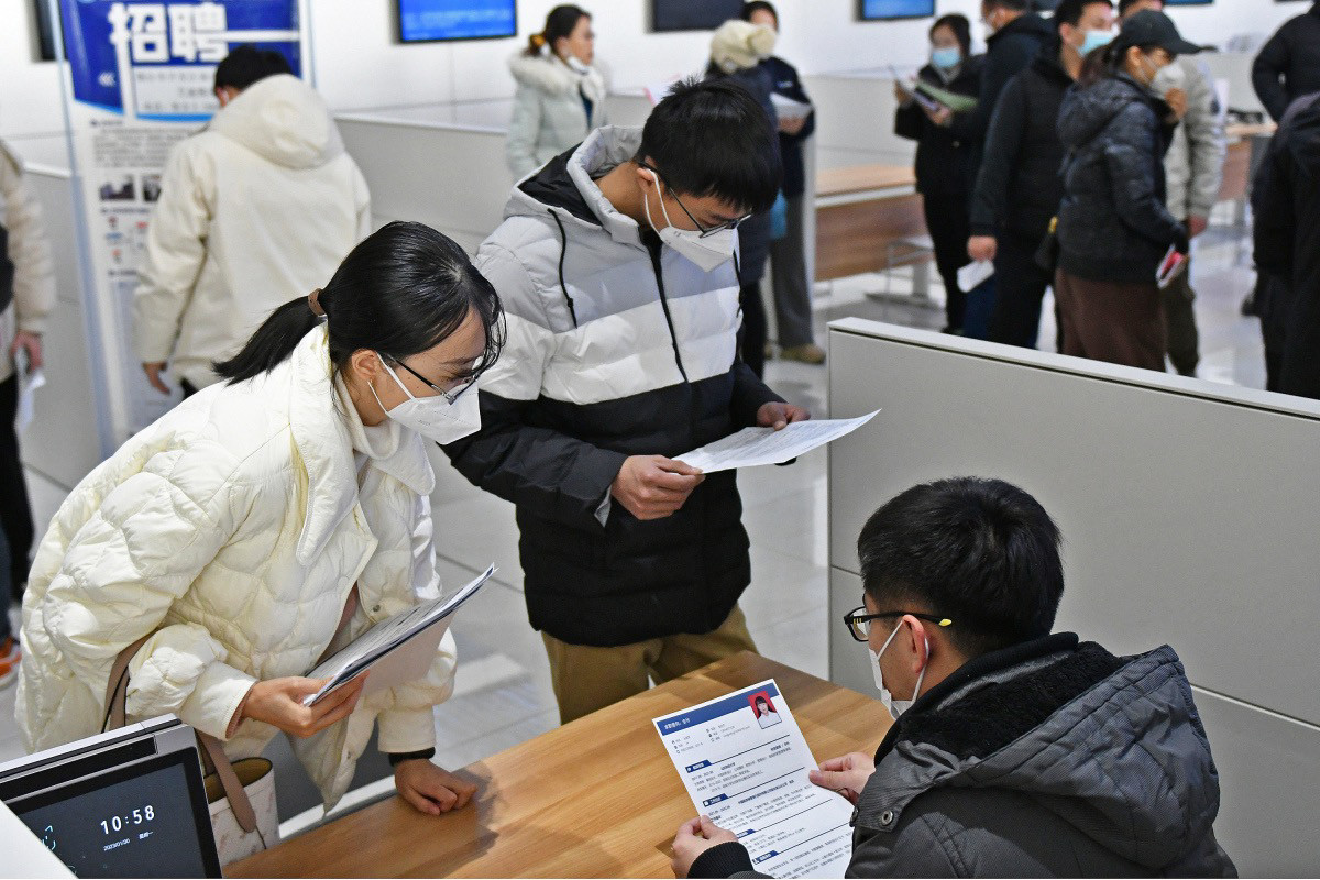 娃哈哈新春青工团拜会曝员工薪资大增，引发社会关注。近日，娃哈哈集团的新春青工团拜会热闹非凡，有近千人