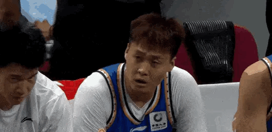 离谱！赵睿5犯离场居然坐在替补席危险CBA季后赛半决赛G3京沪大战落下帷幕，