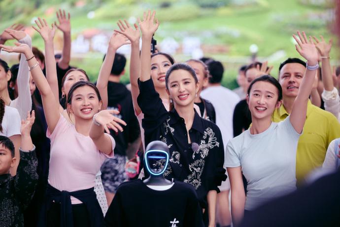 哪位女明星最让你惊艳佟丽娅站在人群里，真的美得好突出，女神超美！！