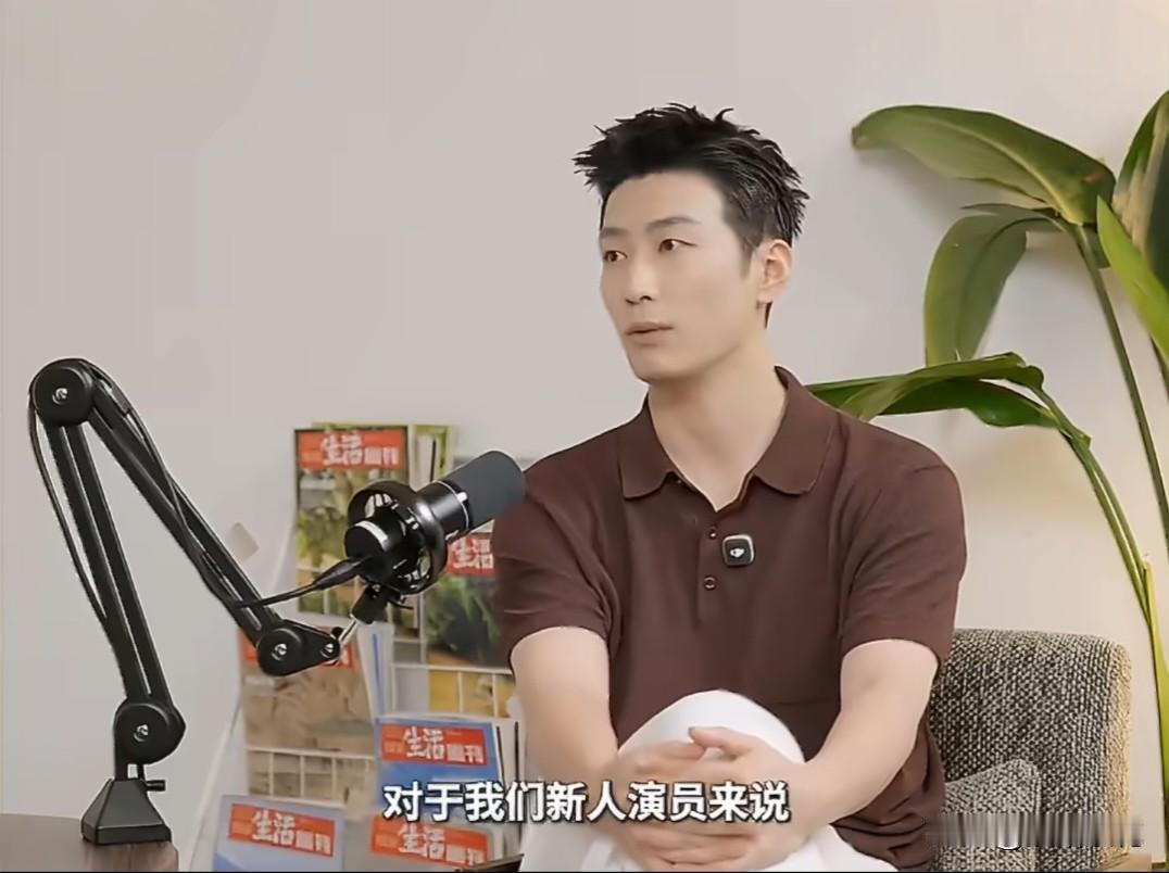 窦骁坦言：对于新人演员来说，跟张艺谋导演合作是一把双刃剑，起点太高，大家都盯着你