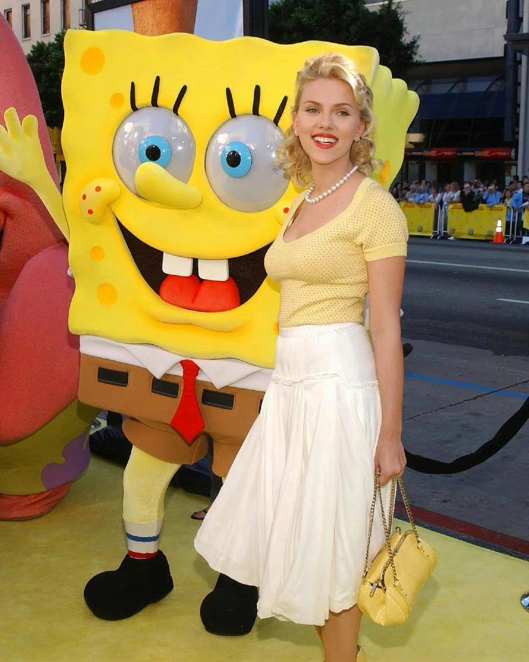 嗑颜bot2004年出席电影《海绵宝宝历险记》首映礼的斯嘉丽·约翰逊
