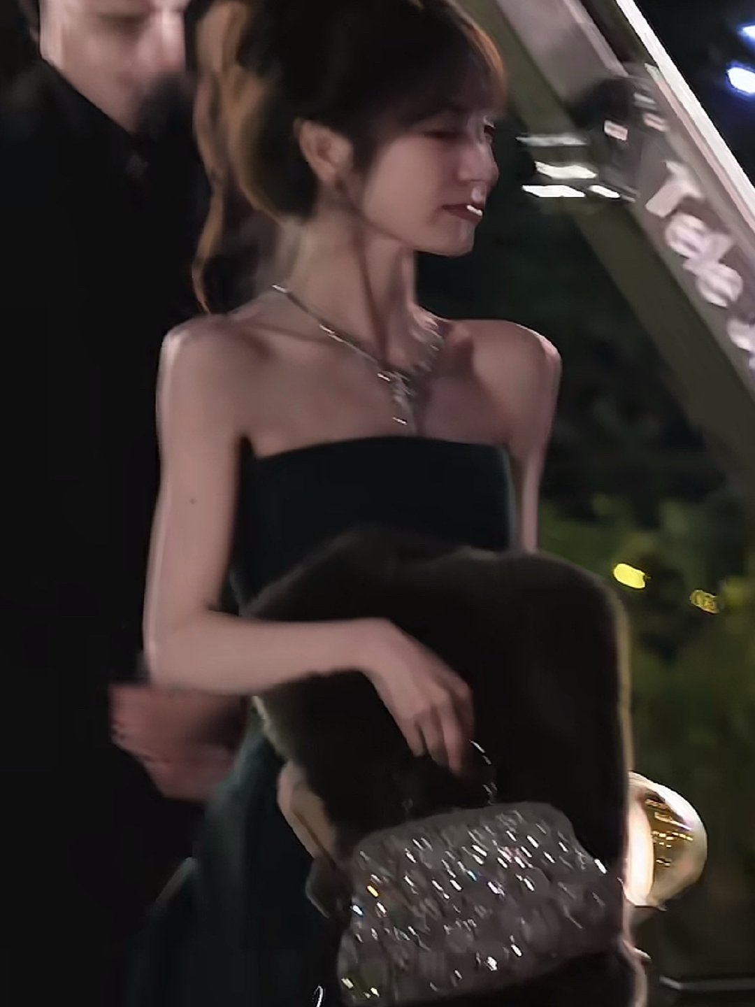 模糊的画质清晰的美貌田曦薇完全千金大小姐​​​