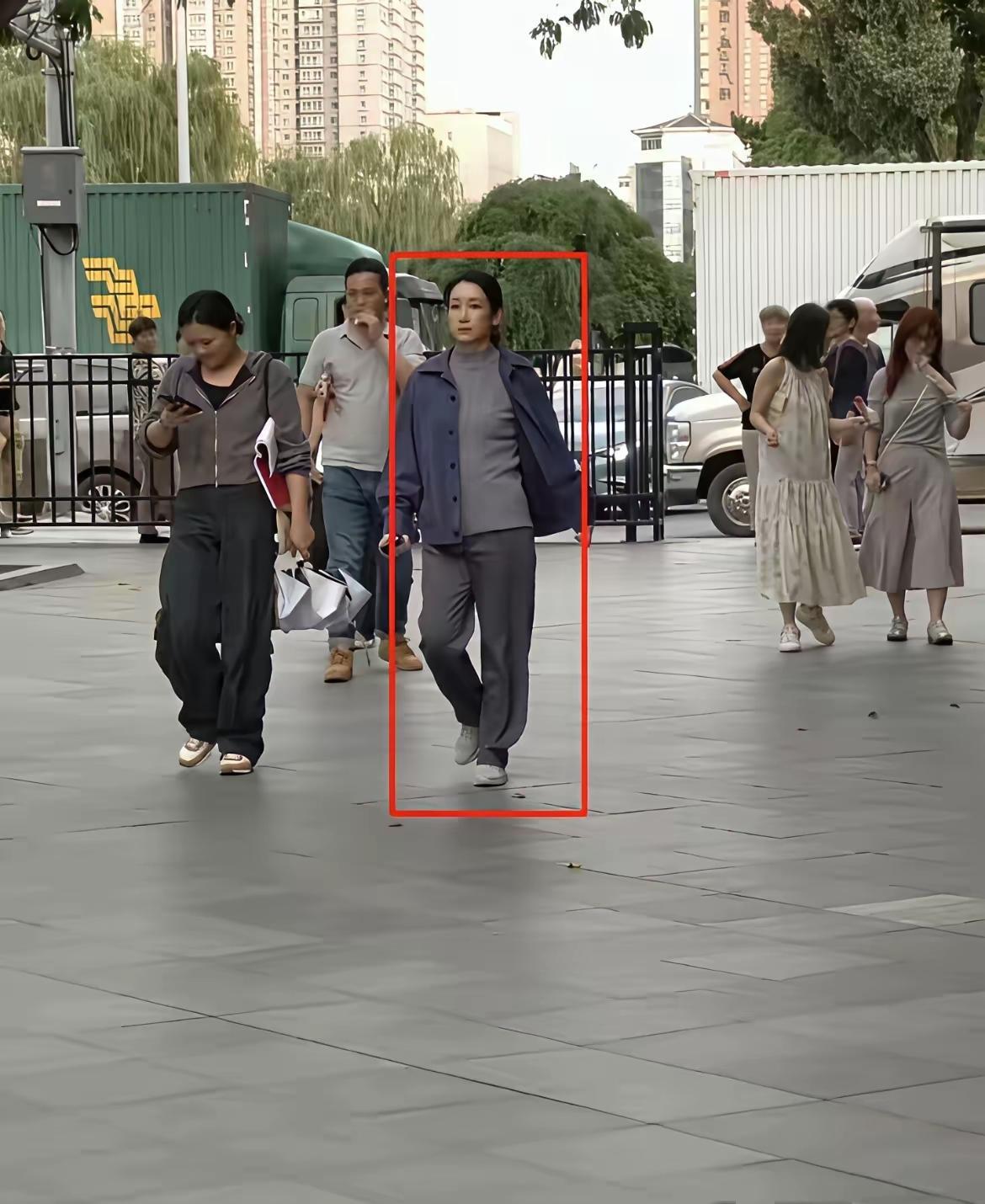 天呐！差点没认出来，电视上那么好看的大明星，没想到现实中穿着这么随意…[捂脸哭]