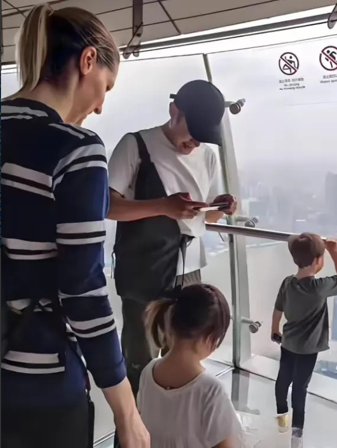 遗传基因很玄妙，撒贝宁的孩子已是欧美人范儿，竟然一点没有东亚人的形体特征了。