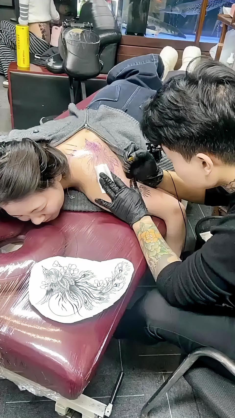 小姐姐后背纹身看到这一幕霸气十足啊有个性还是有故事真厉害