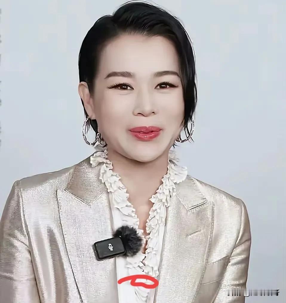 胡杏儿说：孙俪很嫌弃我，说我演得不够坏，知三当三，脸上精致的妆容和清醒的头脑，让