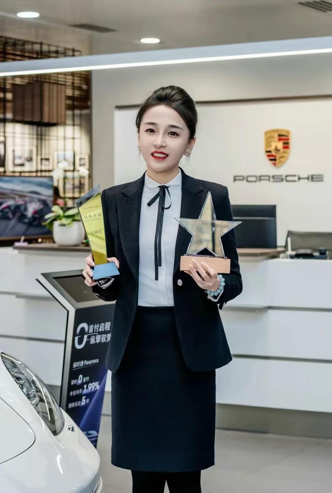 这个青岛保时捷女销售真是人精啊！她把人性摸透了……来买保时捷的老板，是爹，也