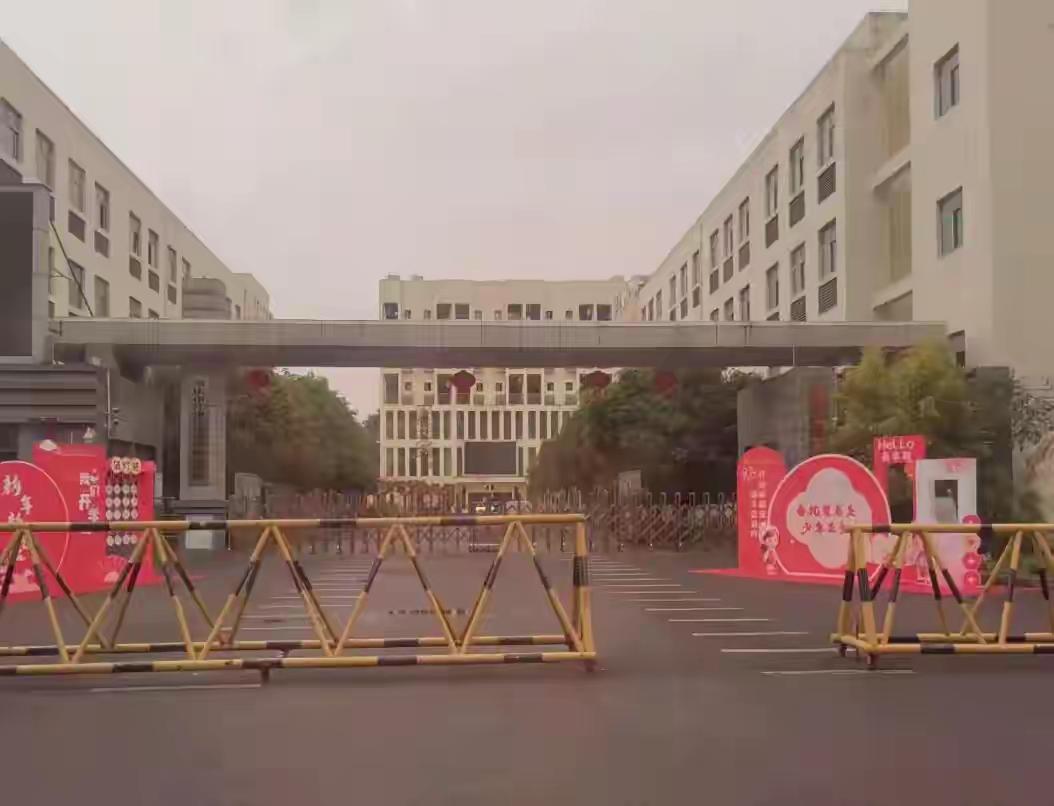 担心堵塞下水道，上厕所不许带纸？家长称学校出台不合理规定；学校否认，重庆市江津区