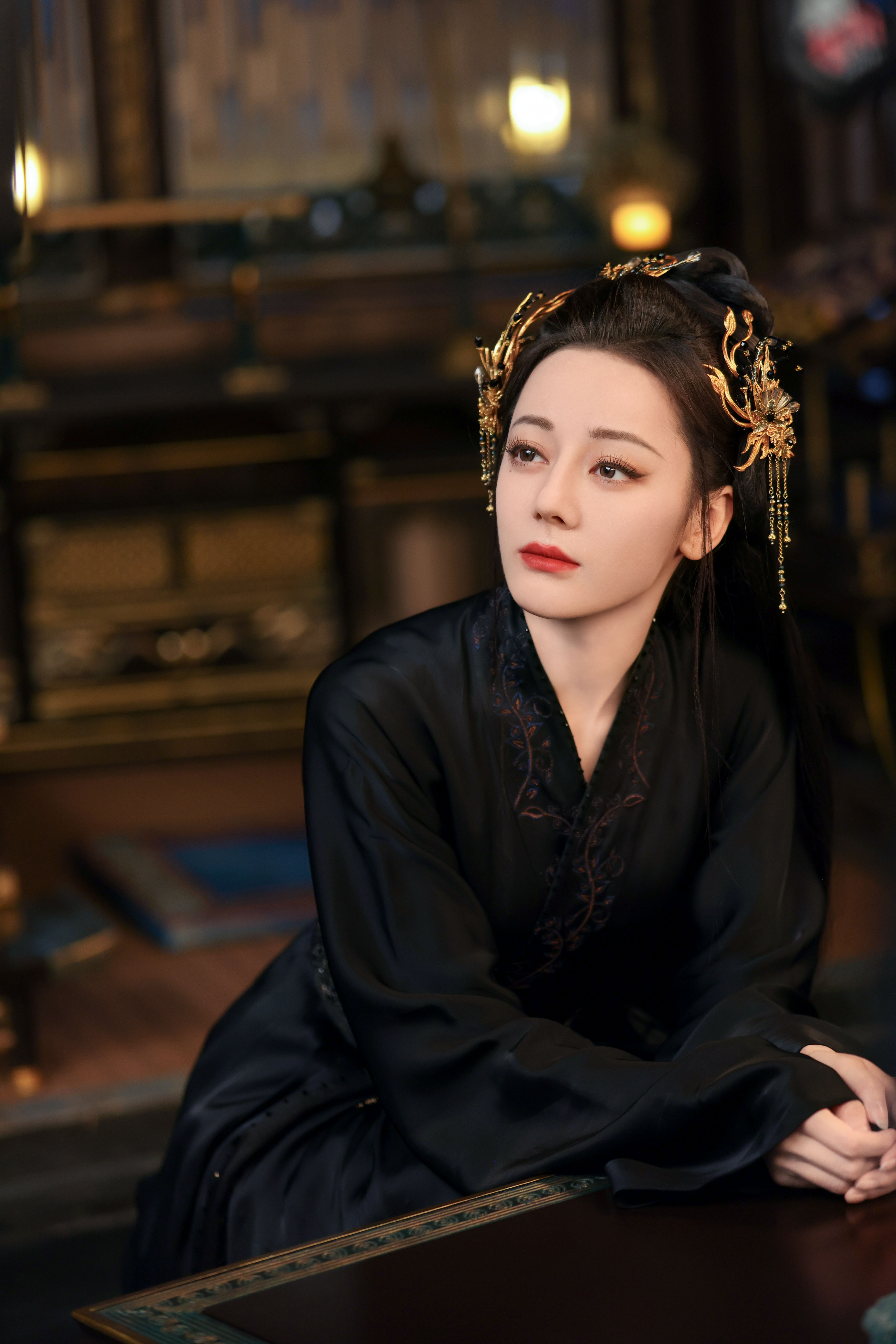 迪丽热巴🔱贺思慕的五感体验卡以身为则，恪守灵界法度。身陷桎梏，仍眸光坚毅。贺思