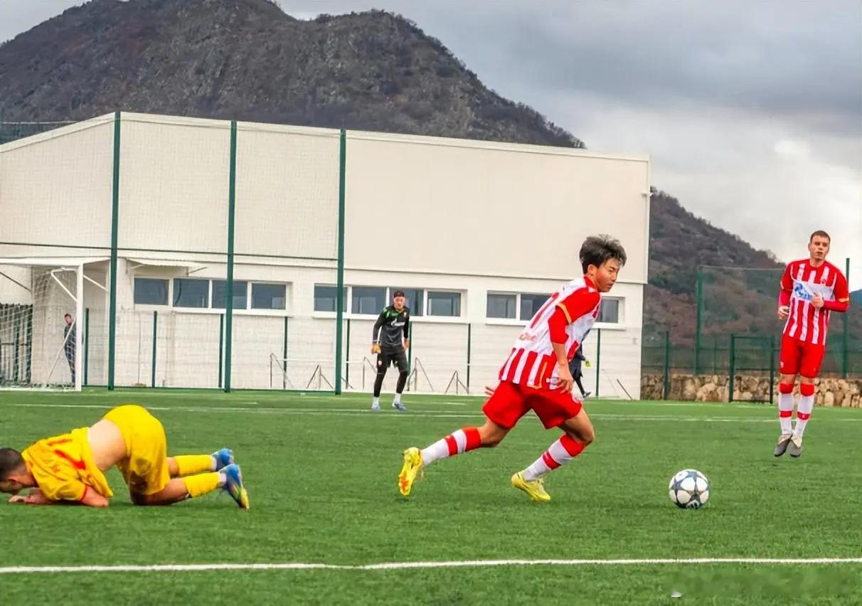 恶劣！16岁国少红星留洋之艰：1个月被藏包3次遭欧洲人挑衅+蔑视北京时间2月1